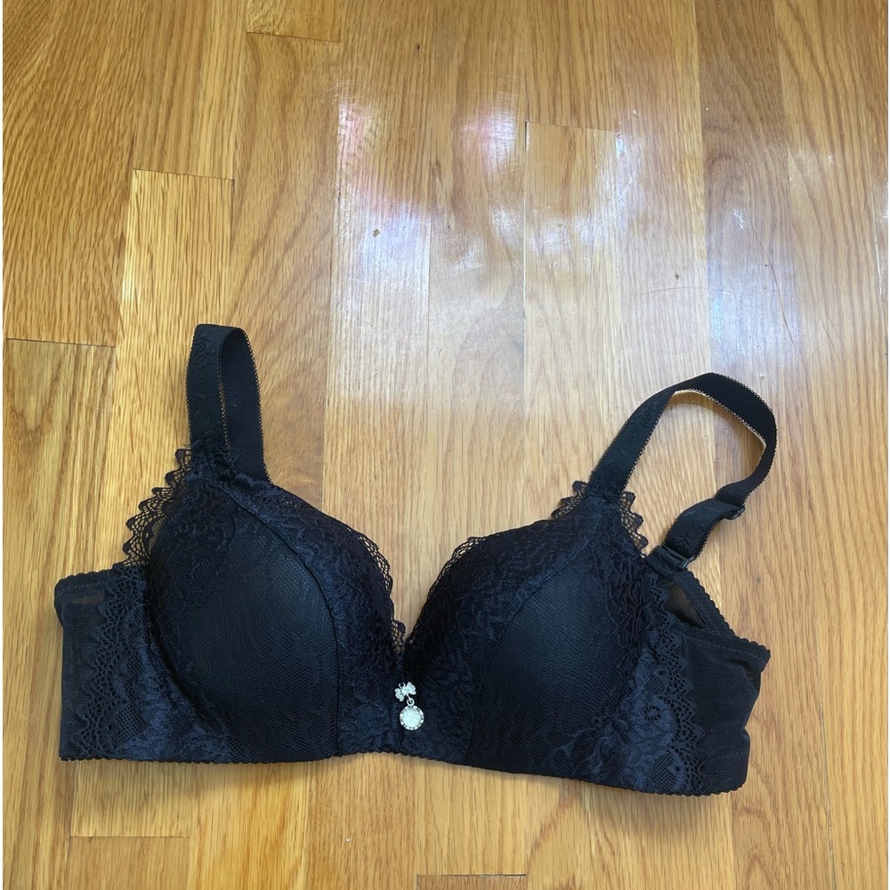 New without tag, wirefree push up shaping bra